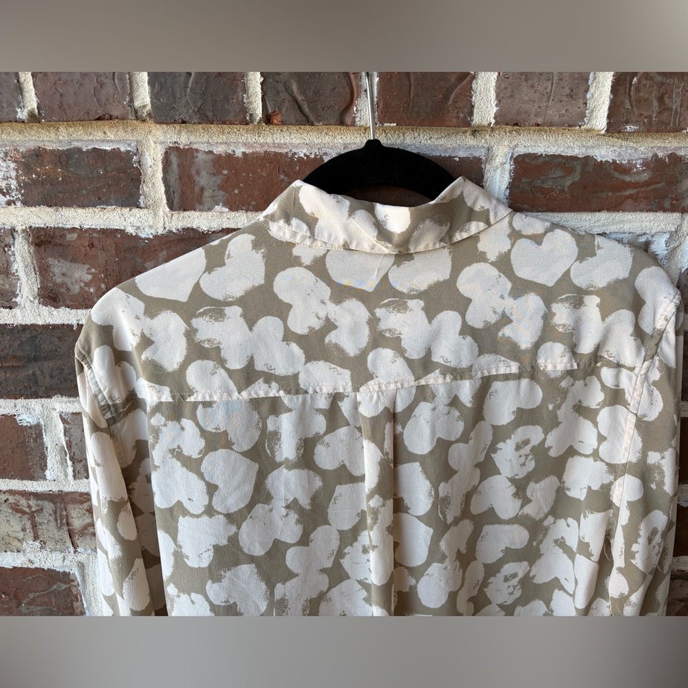Equipment Femme Taupe Cream Heart Print Silk Blouse Size Medium - Picture 7 of 12